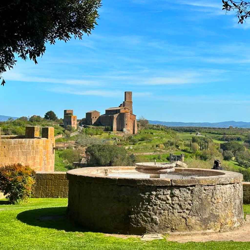 Cosa Vedere a Tuscania: il Borgo e la Lavanda