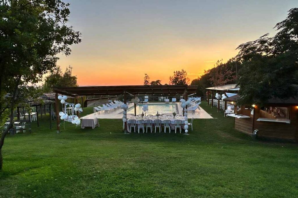 Agriturismo Villa Ione, un ricevimento organizzato nel parco e nel bordo della piscina privata dell'Agriturismo