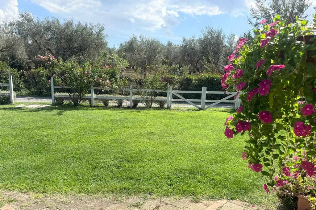 Vista della tenuta di campagna e del verde circostante a Villa Ione