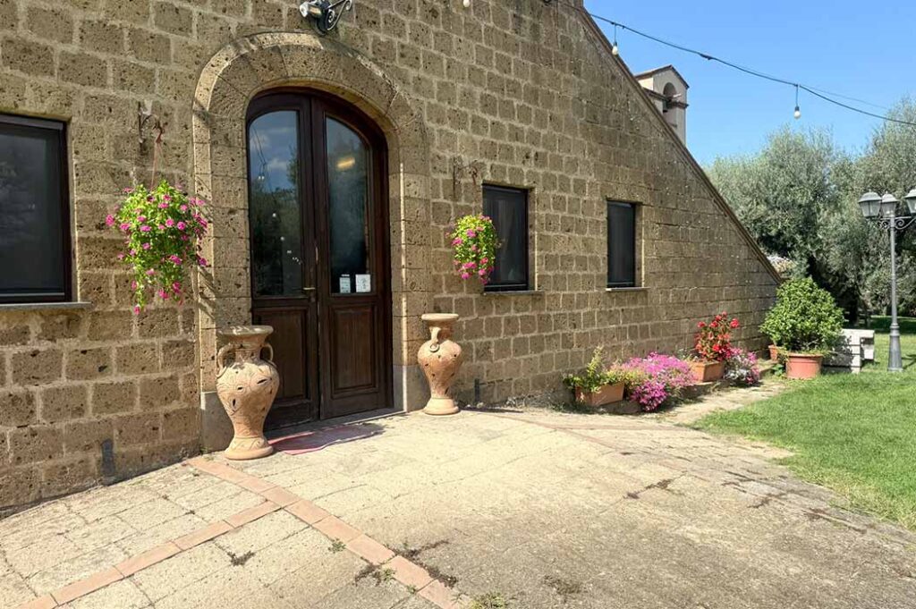 Facciata principale dell'Agriturismo Villa Ione a Vetralla in tufo viterbese