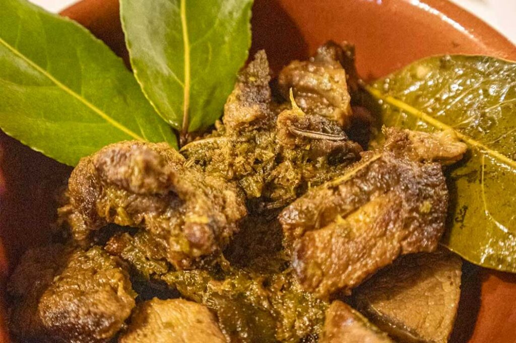 Secondo piatto tradizionale di cinghiale in umido con aromi locali, specialità del Ristorante dell'Agriturismo Villa Ione in provincia di Viterbo.