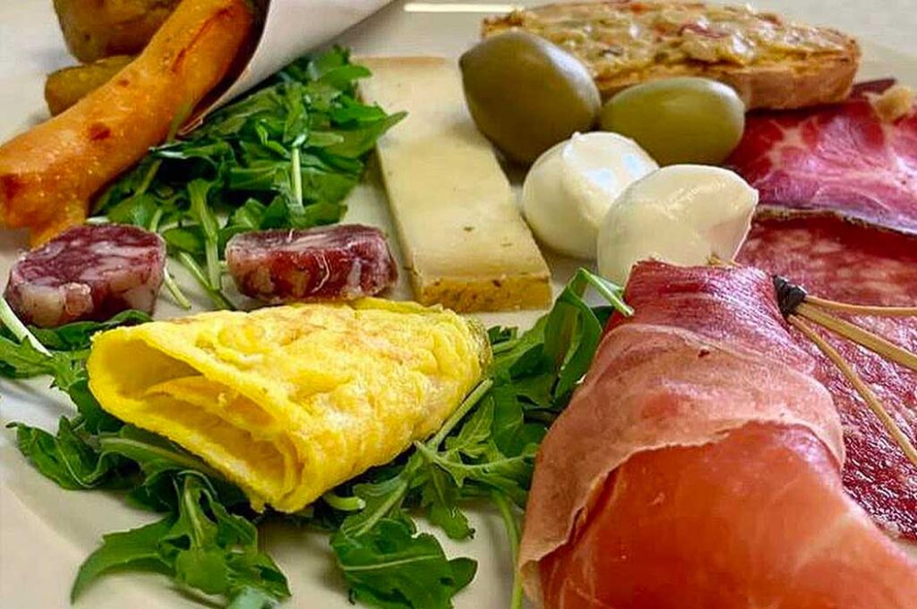 Antipasto misto di terra con i prodotti della tradizione locale del Ristorante dell'Agriturismo Villa Ione a Vetralla.
