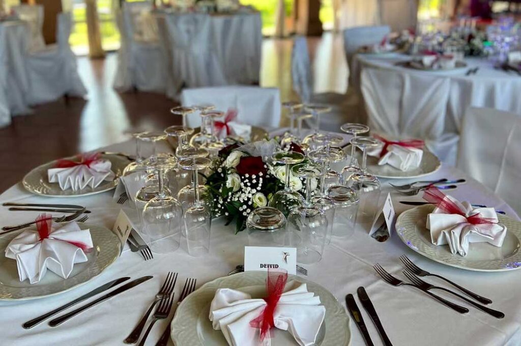 Allestimento tavoli e mise en place chic ed accurate per eventi, matrimoni ed eventi nel grande ristorante dell'Agriturismo Villa Ione a Vetralla.