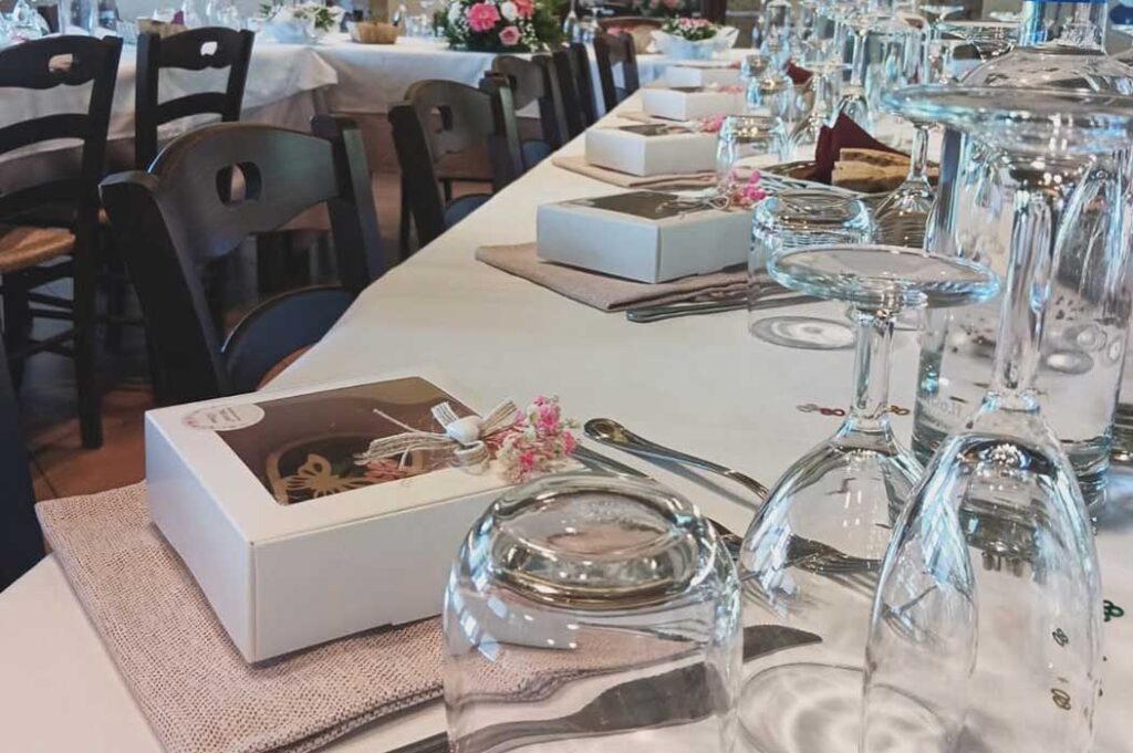 Allestimento tavoli e mise en place accurati ed eleganti per eventi, battesimi ed eventi nel parco dell'Agriturismo Villa Ione a Vetralla.