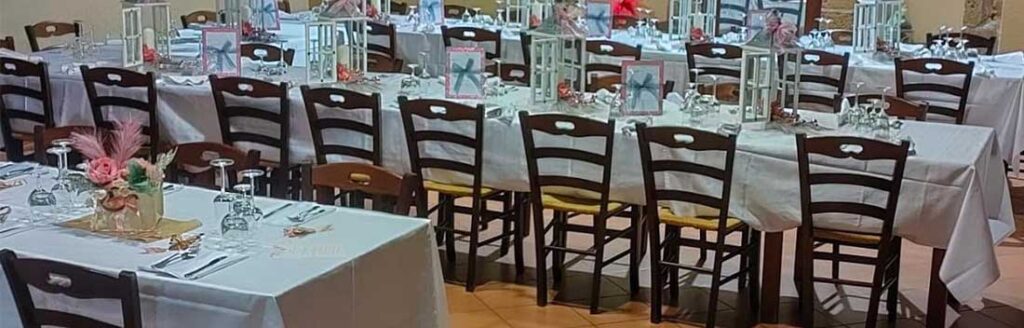Allestimento tavoli e mise en place accurati ed eleganti per eventi, battesimi ed eventi nel parco dell'Agriturismo Villa Ione a Vetralla.