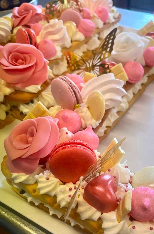 Torta monumentale per cerimonie personalizzata e decorata dai pasticceri dell'Agriturismo Villa Ione a Vetralla.